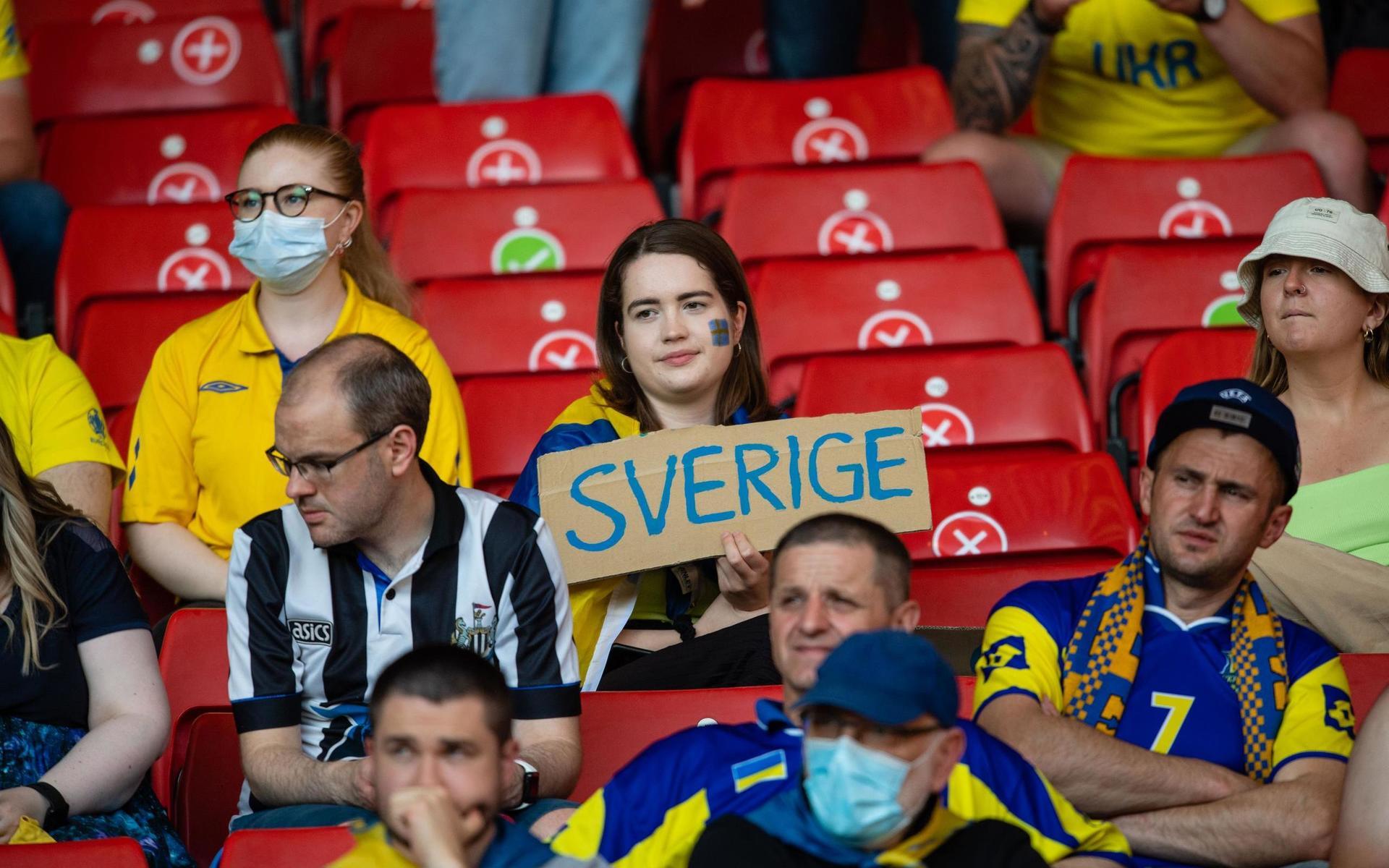 Fans of Sweden ahead of the UEFA Euro 2020 Football Championship round of 16 match between Sweden and Ukraina on June 29, 2021 in Glasgow. 
