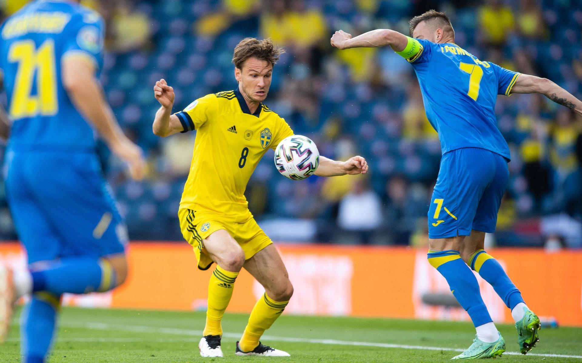 Albin Ekdal of Sweden and Andriy Yarmolenko of Ukraine during the UEFA Euro 2020 Football Championship round of 16 match between Sweden and Ukraina on June 29, 2021 in Glasgow. 
