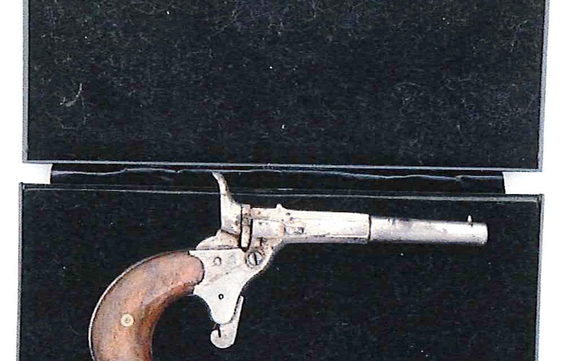 Pistolen må vara gammal, men den är ändå inte tillåten att ha menar åklagare som nu åtalar Uddevallabon.