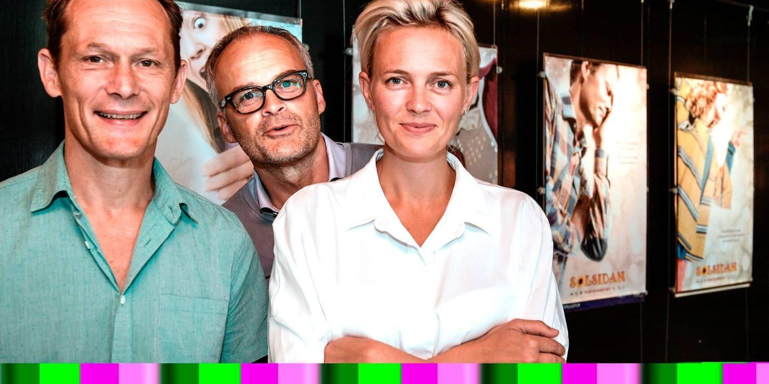 Regissören Måns Herngren tillsammans med skådespelarna Johan Rheborg och Josephine Bornebusch. I december har deras "Solsidan"-film premiär. "Vi är klara med inspelningen och om ett par veckor är vi klara med klippningen", säger Måns Herngren.
