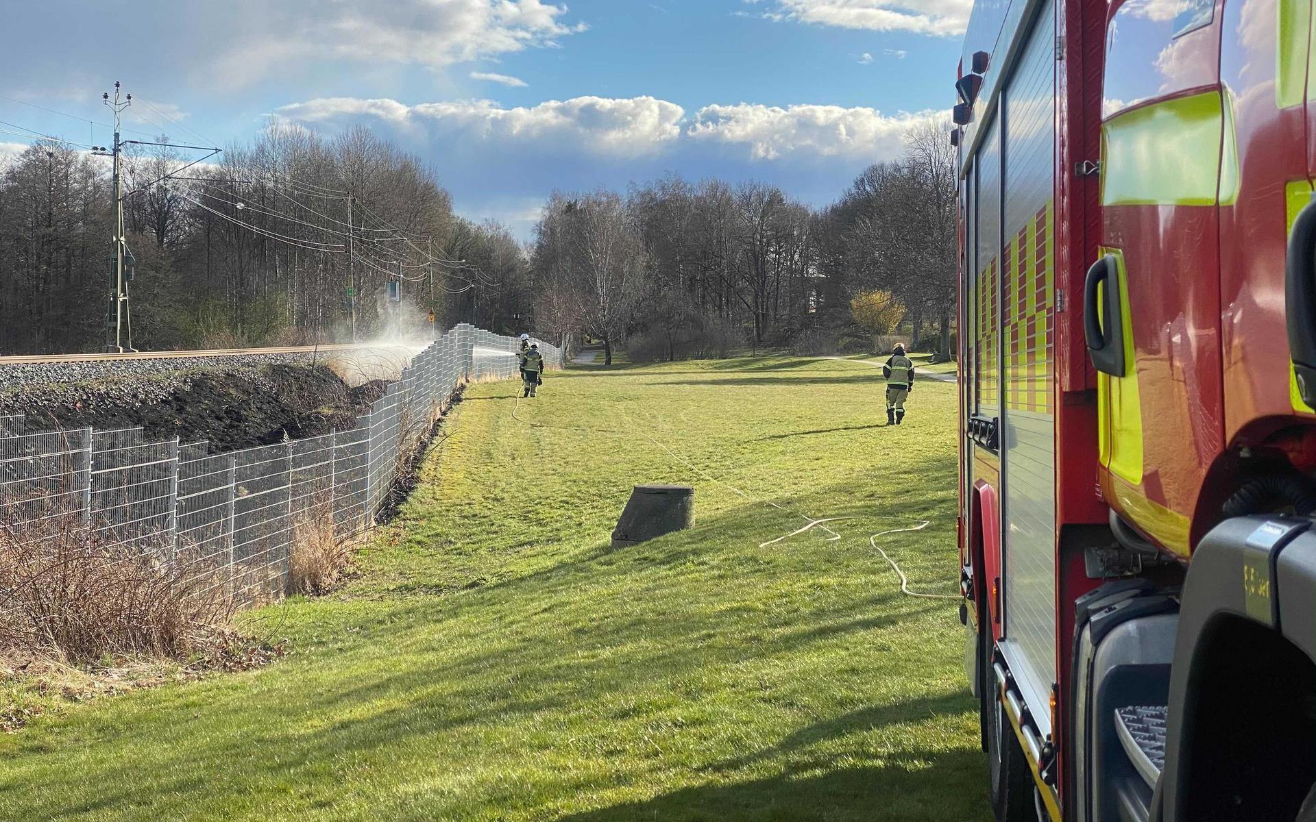 Det började brinna i en banvall utanför Vänersborg, en mindre brand som kunde släckas inom en kvart.