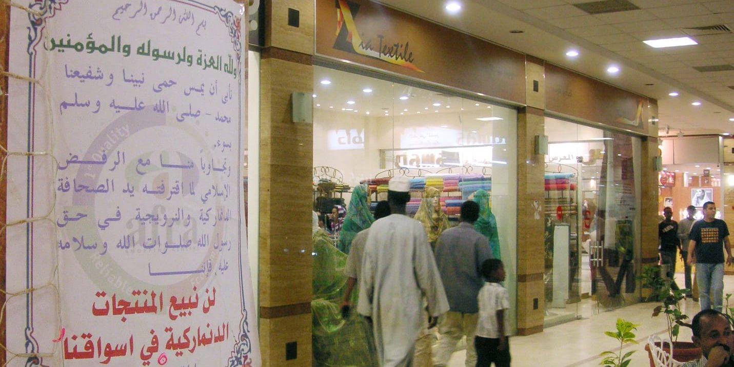 På skylten i ett köpcentrum i Khartoum, Sudan, står det: 'Vi säljer inte danska produkter i våra affärer'. Arkivbild från den 30 mars 2006.