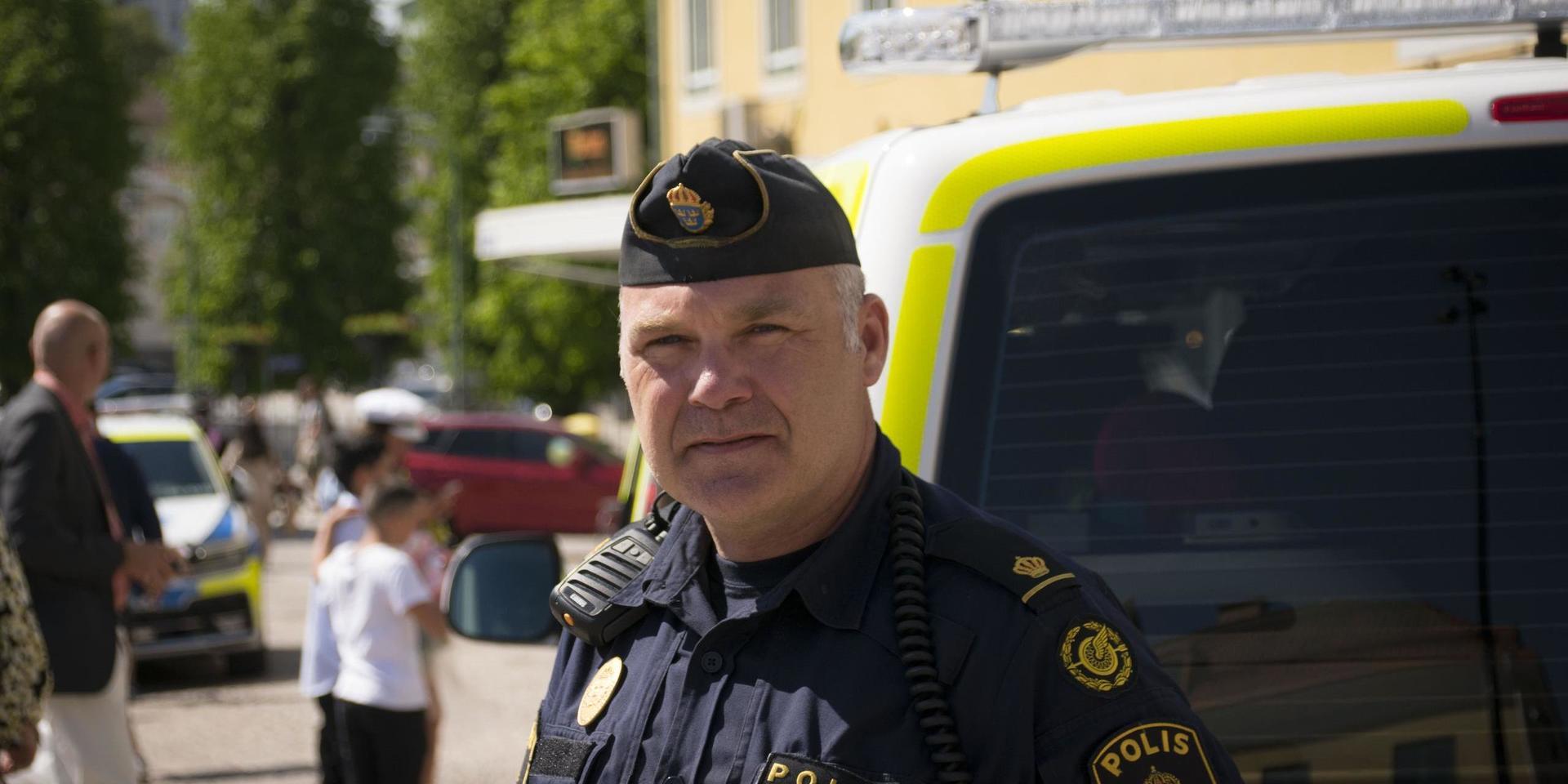 ”Dricker man och skjuter finns en risk att andra får det på sig”, saområdespolisen Anders Hallqvist om fyrverkerierna utanför Drottning Blankas gymnasieskola.
