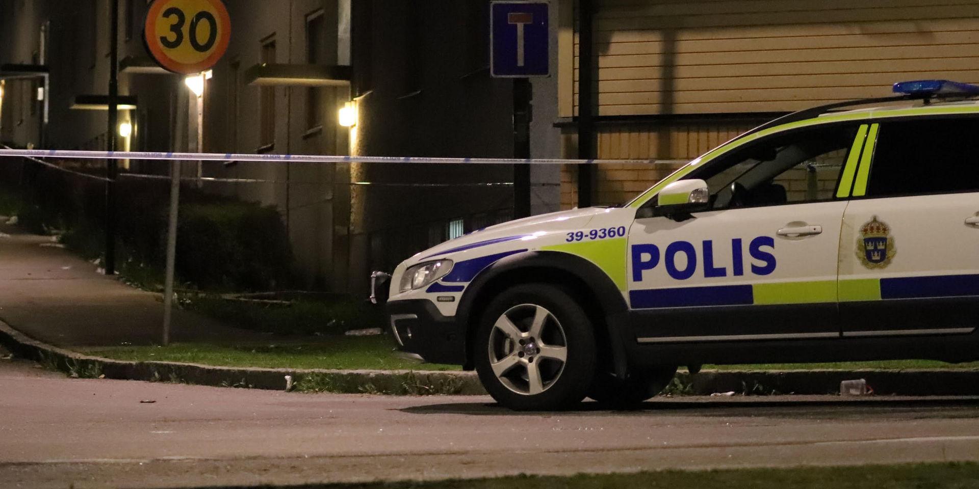 Två män besköts i en bil i Rinkeby på lördagskvällen. 