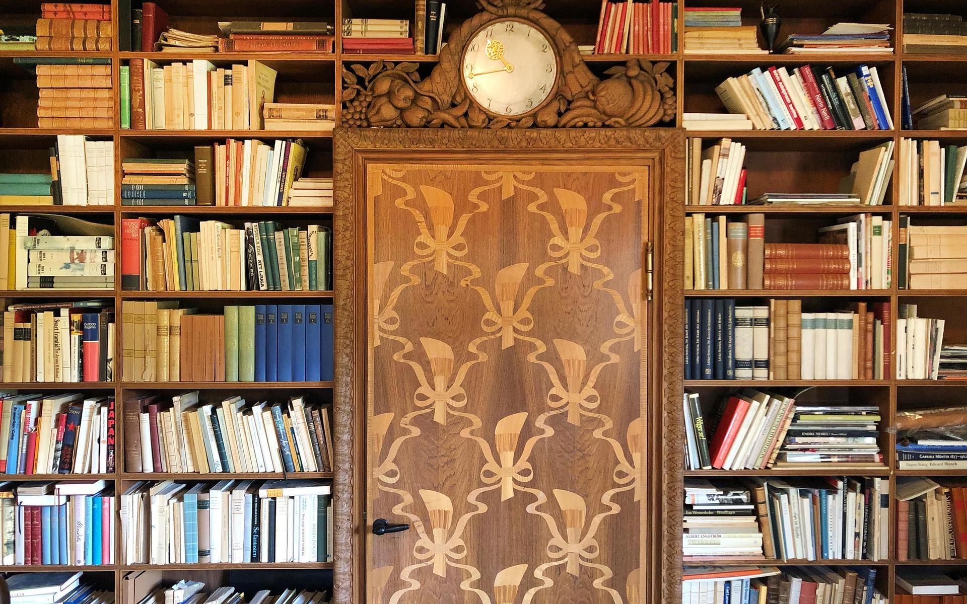 Dörren med klocka går mellan salongen och biblioteket.
