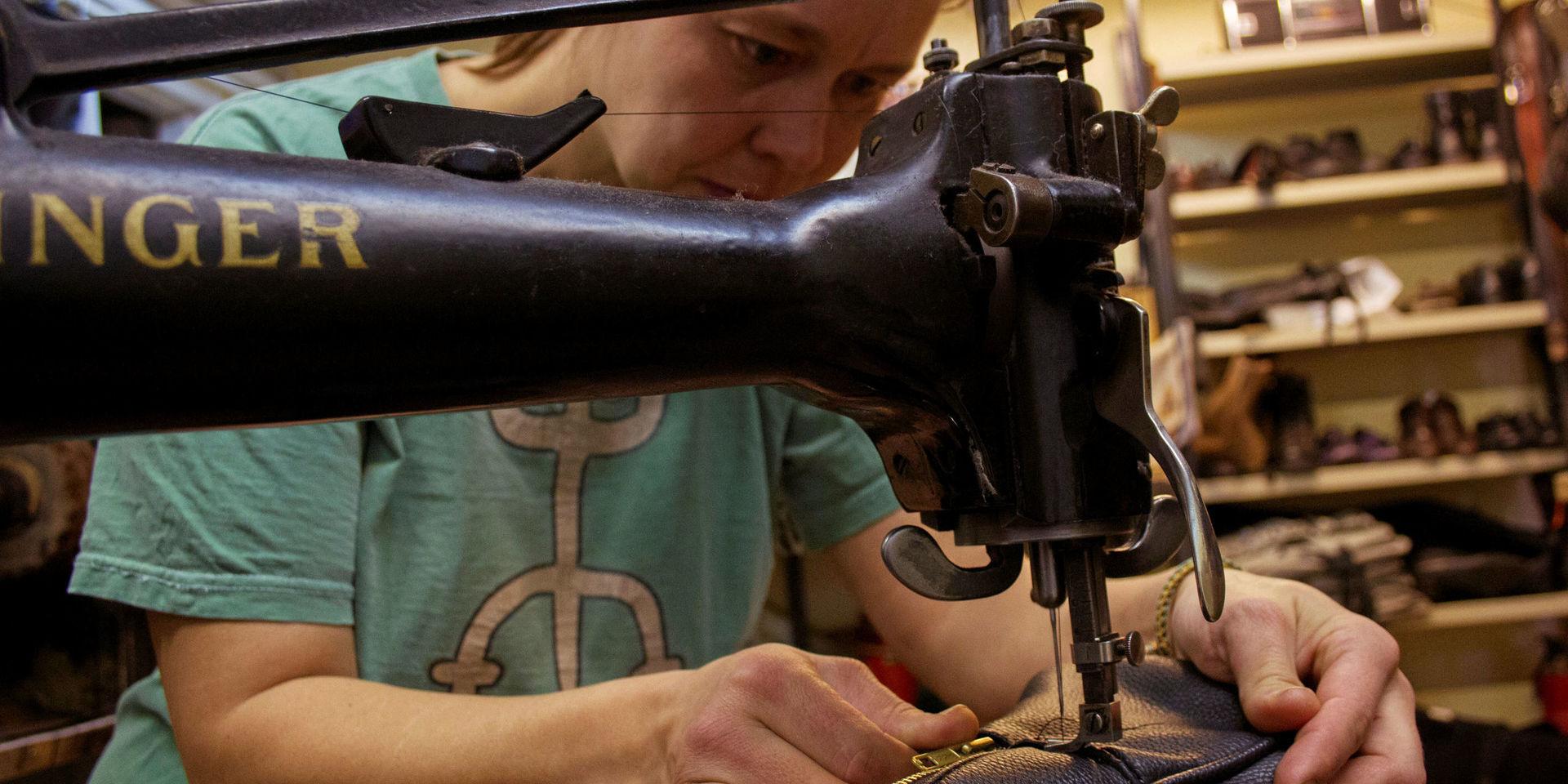 Med symaskinen fixar Nayra Gustavsson också att laga andra lädervaror som bland annat väskor.