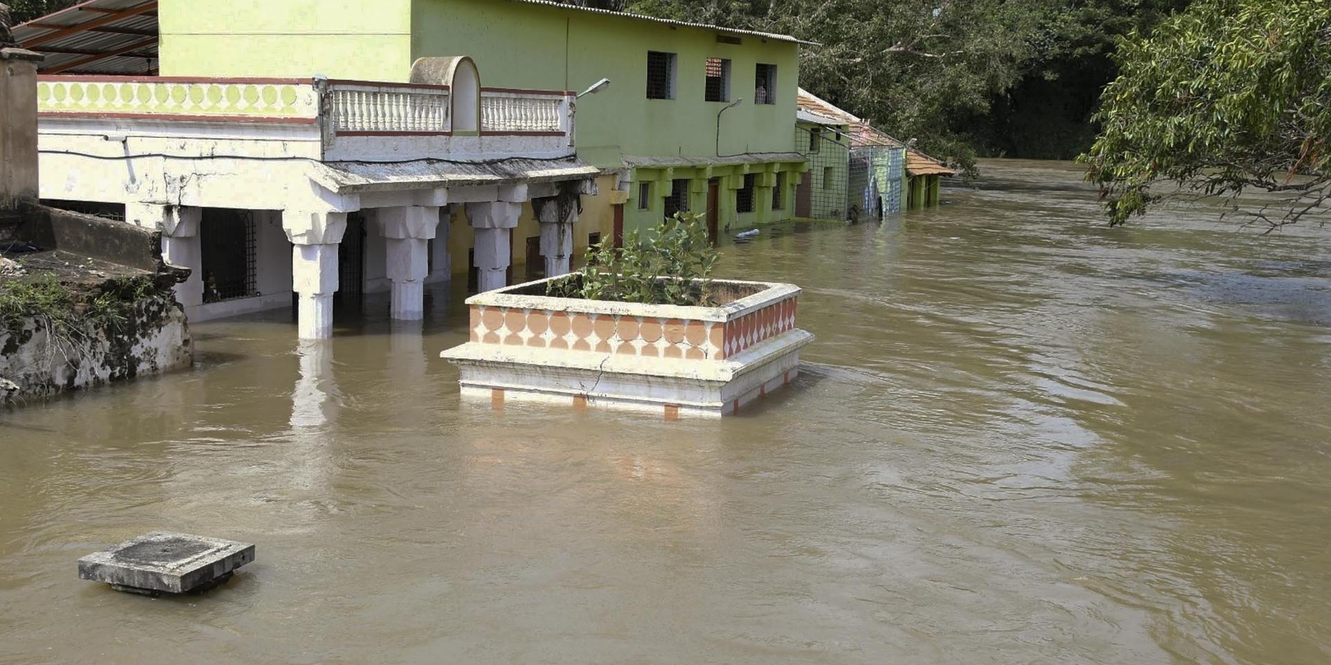Den översvämmade floden Kaveri nära staden Shrirangapattana i indiska delstaten Karnataka. Arkivbild.