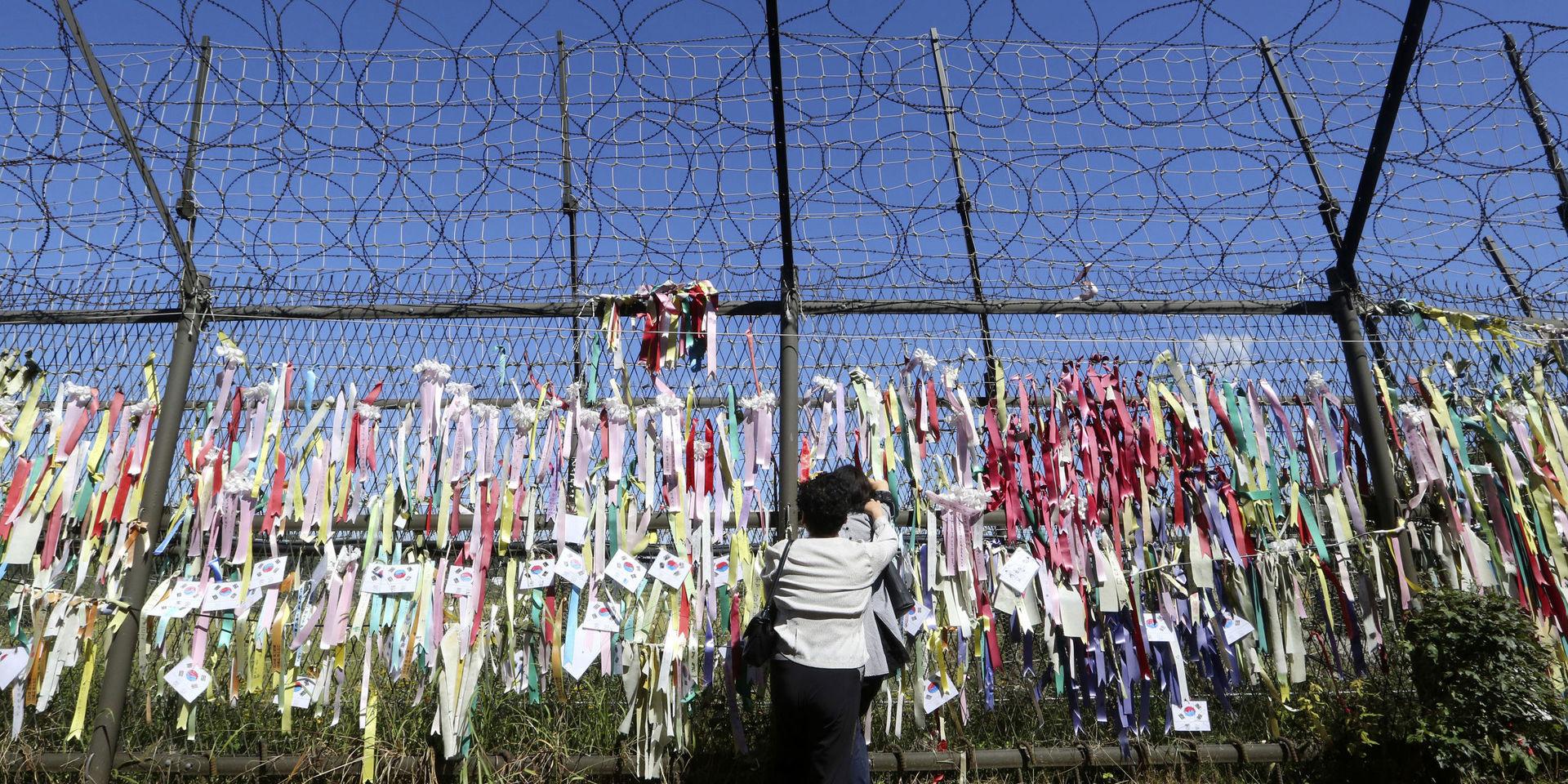 Ett staket nära gränsen mellan Syd- och Nordkorea där avhoppare från norr fäst meddelanden med hopp om återförening av de båda länderna. Arkivbild. 