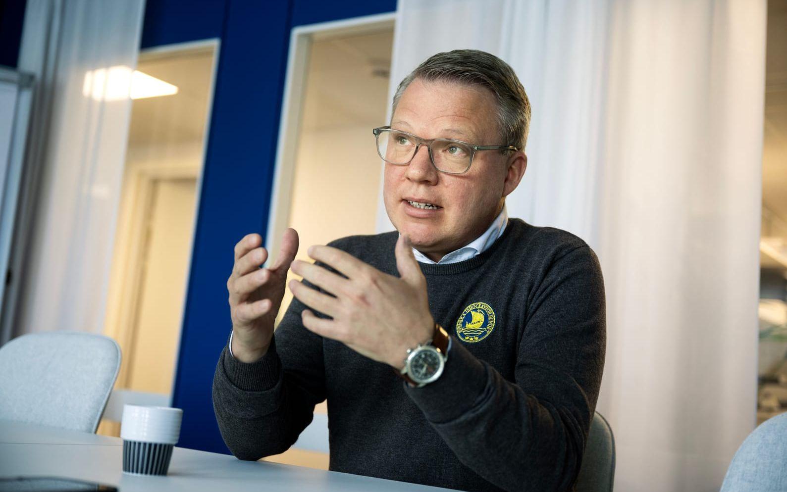 "Jag önskar att det fanns några enkla knappar att trycka på, men jag vill tro att laget nu till VM under Sam Hallams ledning verkligen kan ta en slags revansch", säger Anders Larsson.