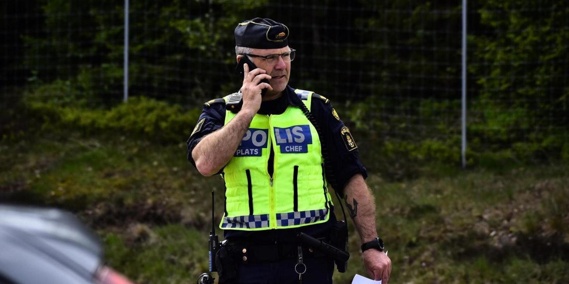 Polisen Anders Hallqvist deltog under torsdagens hastighetskontroller på E6 där totalt  46 körkort drogs in. Bilden är tagen vid ett tidigare tillfälle.,