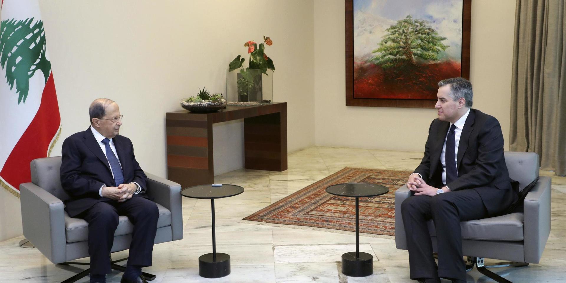 President Michel Aoun (till vänster) får det nedslående beskedet av Mustafa Adib (till höger) på lördagen.
