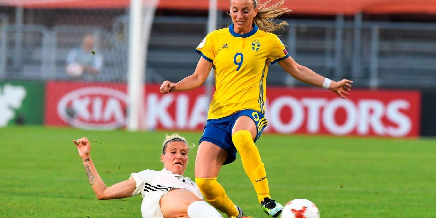 Tysklands Anja Mittag i duell med Kosovare Asllani.