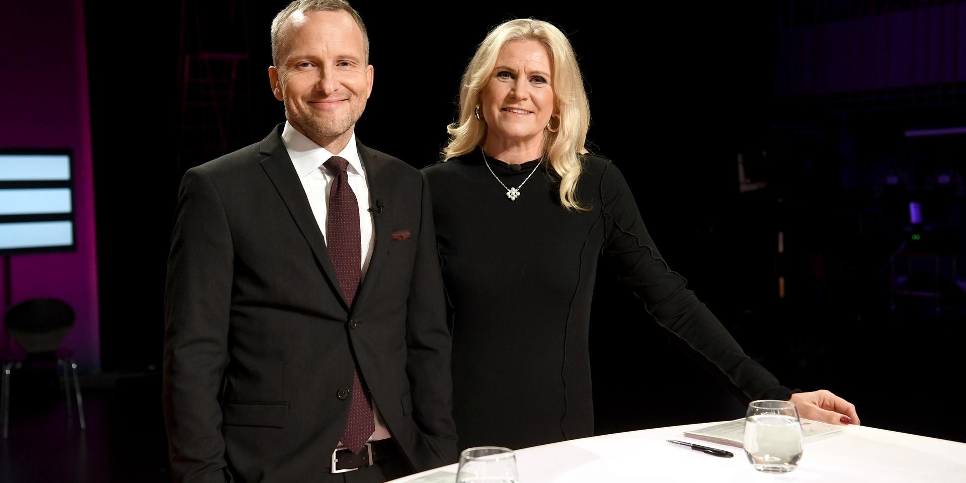 Programledarna Anders Holmberg och Camilla Kvartoft hade det inte lätt att hålla ordning under söndagens partiledardebatt i Agenda i SVT.