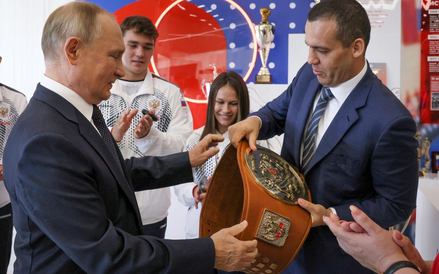 Det stormar kring det internationella boxningsförbundet. Förbundets ordförande Umar Kremlev (till höger)     tillsammans med ryske presidenten Vladimir Putin tidigare i september. 