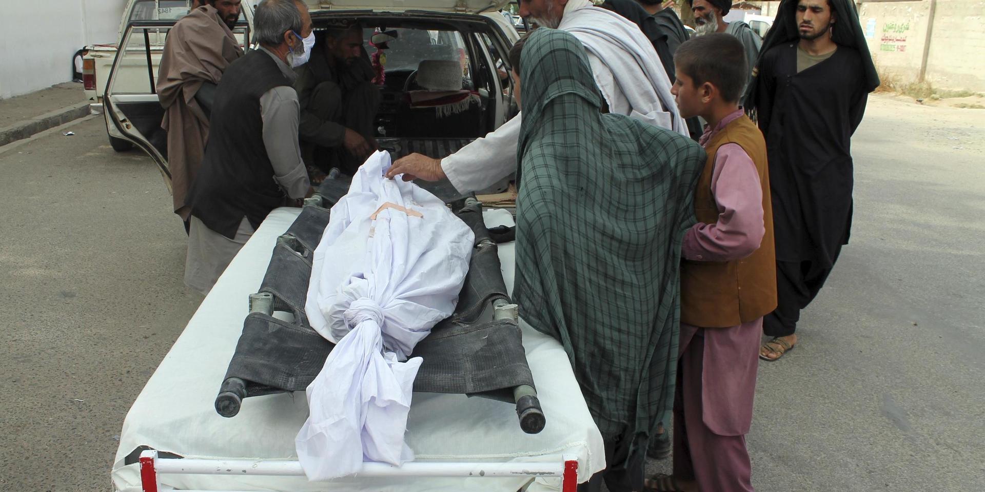 En person som dödades i måndagens attack mot en afghansk boskapsmarknad transporteras från platsen.