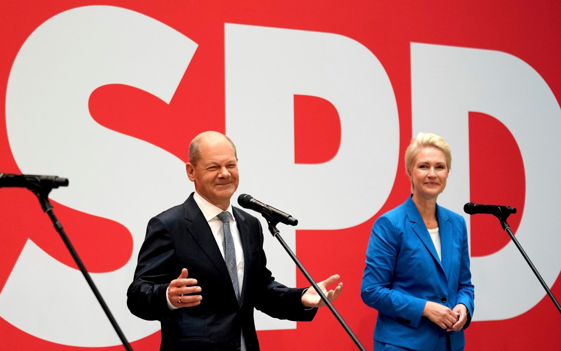 Olaf Scholz, left, top candidate for chancellor of the Social Democratic Party (SPD), and Manuela Schwesig, right, member of the SPD and governor of the German state of Mecklenburg-Western Pomerania, arrive fo a press statement at the party&apos;s headquarter in Berlin, Germany, Monday, Sept. 27, 2021. The center-left Social Democrats have won the biggest share of the vote in Germany&apos;s national election. They narrowly beat outgoing Chancellor Angela Merkel&apos;s center-right Union bloc in a closely fought race that will determine who succeeds the long-time leader at the helm of Europe&apos;s biggest economy. (AP Photo/Michael Sohn)  SOB108