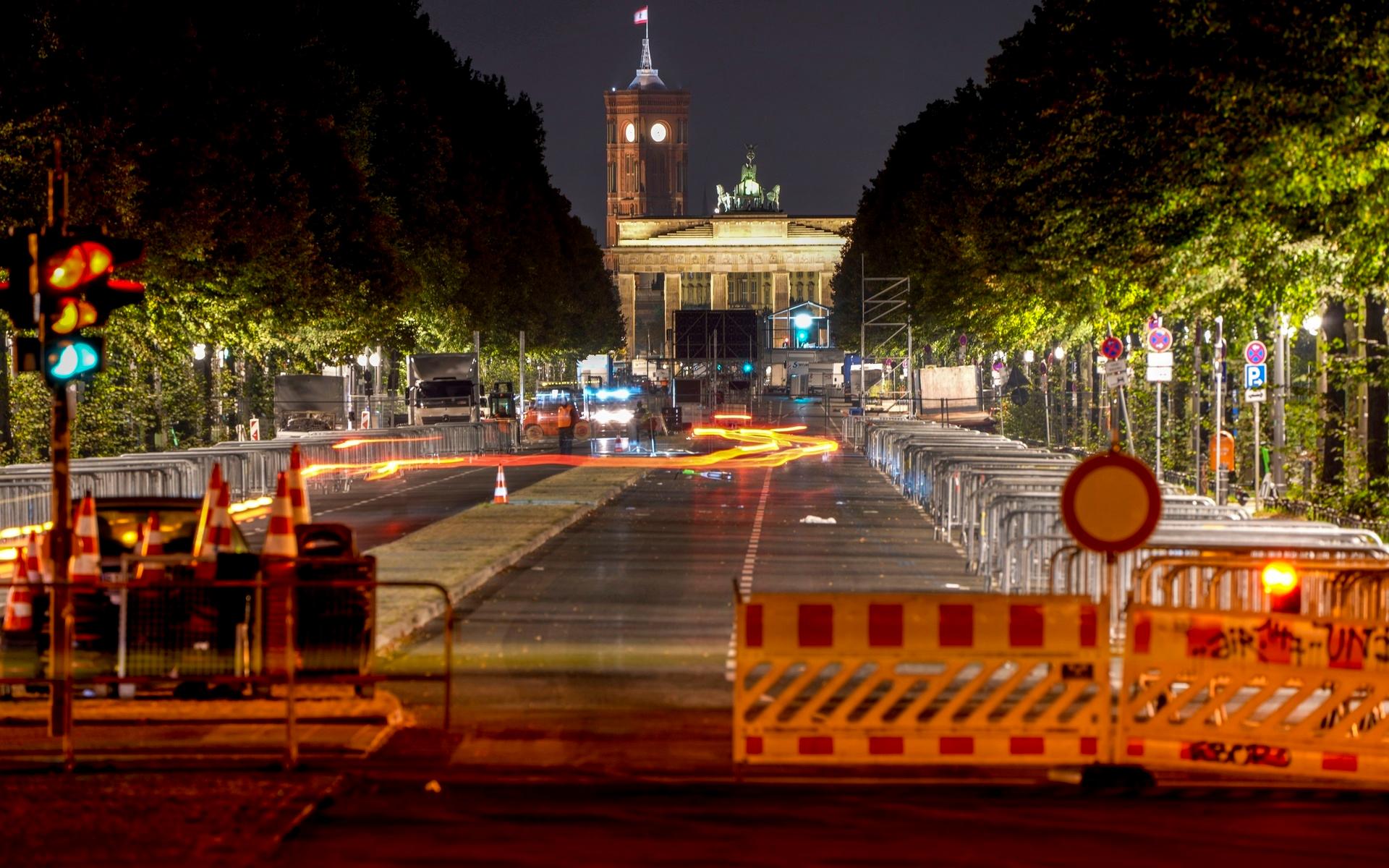 Traffic lights stand at the road leading to the Brandenburg Gate in Berlin, Germany, early Monday, Sept. 27, 2021, a day after the German elections. (AP Photo/Michael Probst)  PRO107