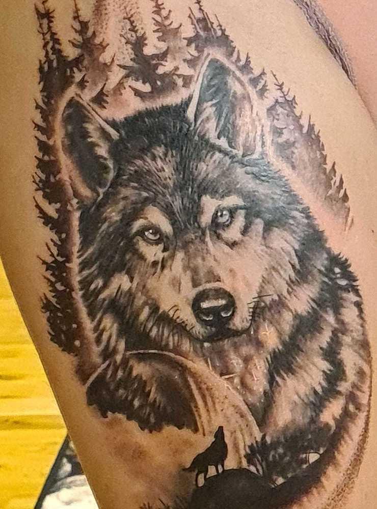 Vargen för mig symboliserar styrka att fortsätta kämpa &amp; lojalitet mot sina nära kära. Så den är en hyllning till min familj &amp; mig själv 🖤🤘ELDA Tattoos har gjort denna och jag älskar den. Det är inte sista tatueringen hon kommer göra på en 🥰