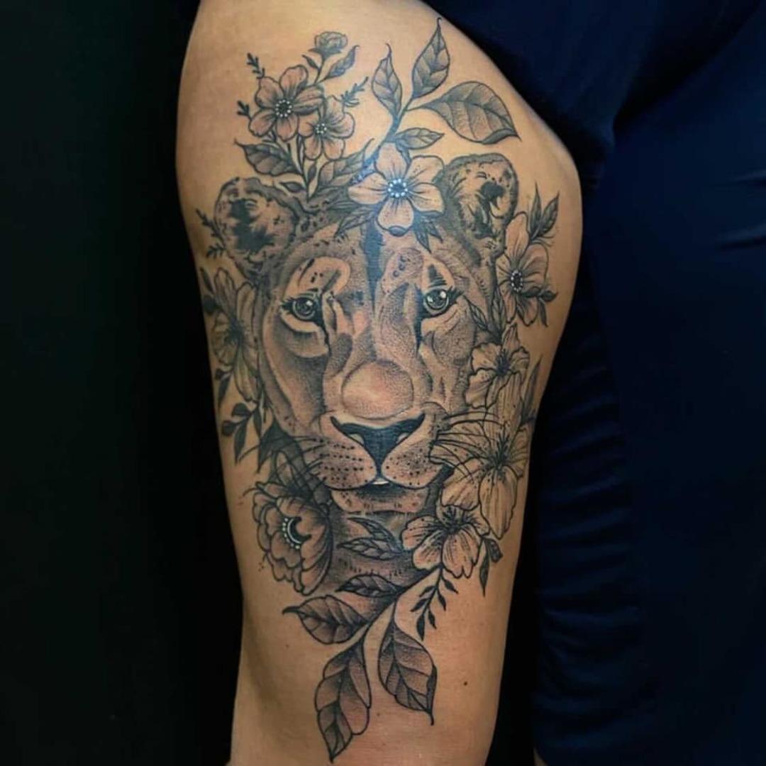 Aldrig på benet tänkte jag &amp; sedan blev det ett lejon över hela låret🦁 Min finaste tatuering som symboliserar styrka &amp; mod. Skönt att ha det med sig ”på” kroppen när det sviker emellanåt annars🤷🏼‍♀️😅☺️