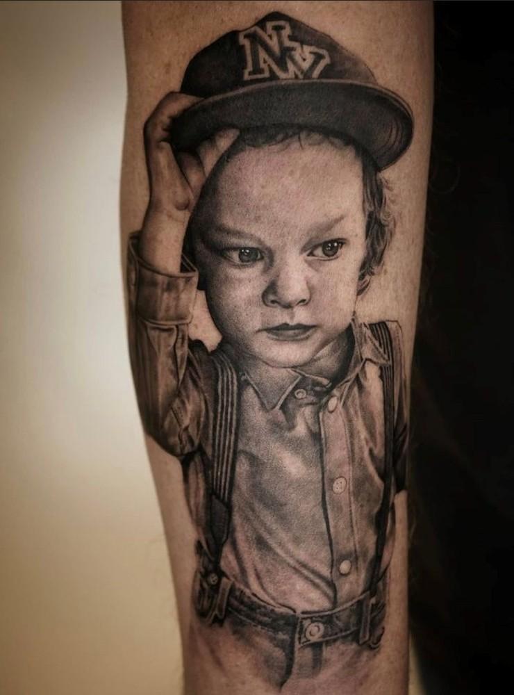 Denna tatuering sitter på min högra underarm och motivet är mitt barnbarn William som fick farfar knockad från första stund❤️❤️❤️❤️❤️Det finaste jag har😍