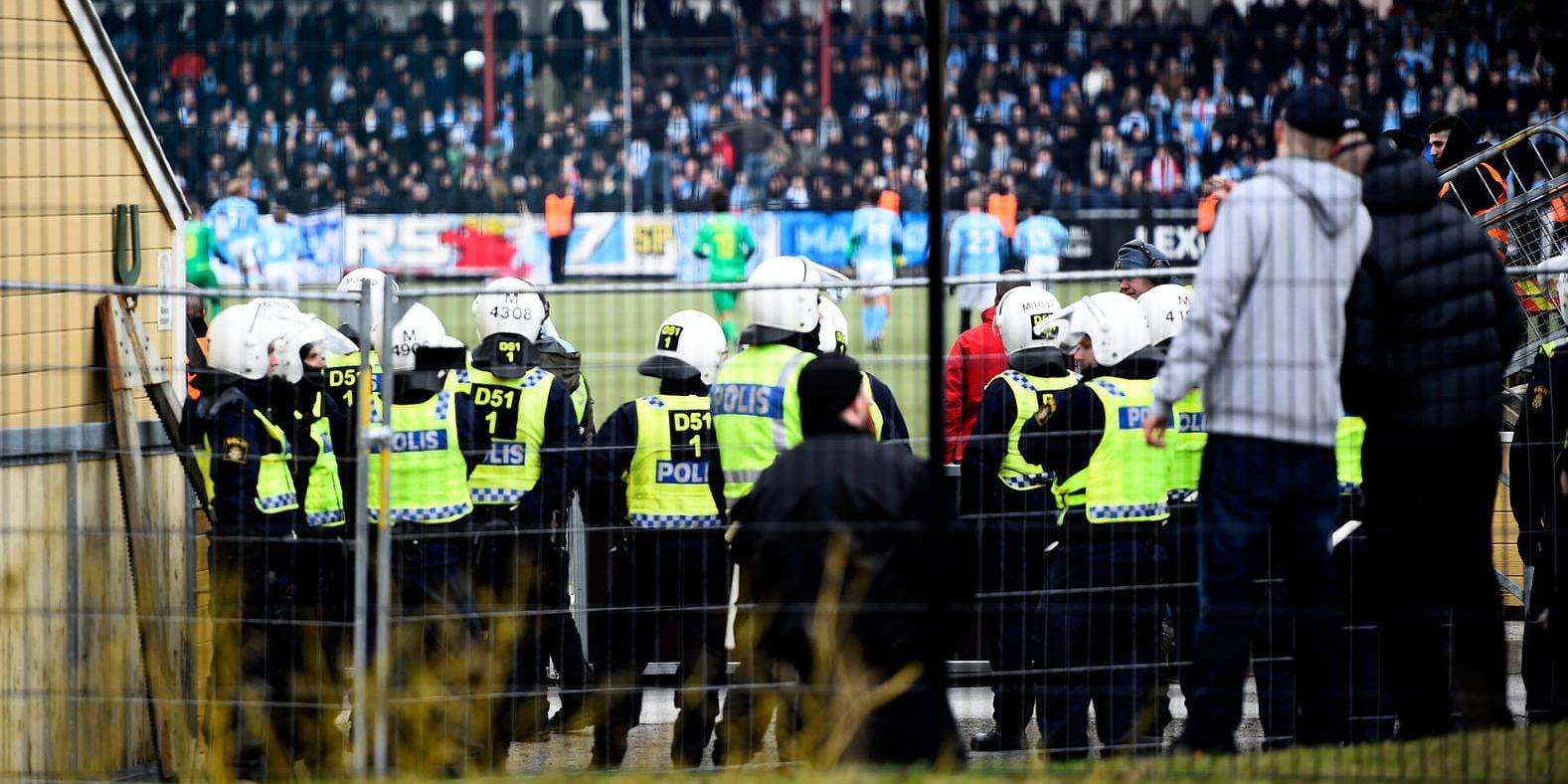 Sju män som åtalades för våldsamt upplopp, i samband med en fotbollsmatch mot danska Bröndby i Malmö i fjol, frias av Malmö tingsrätt. Arkivbild.