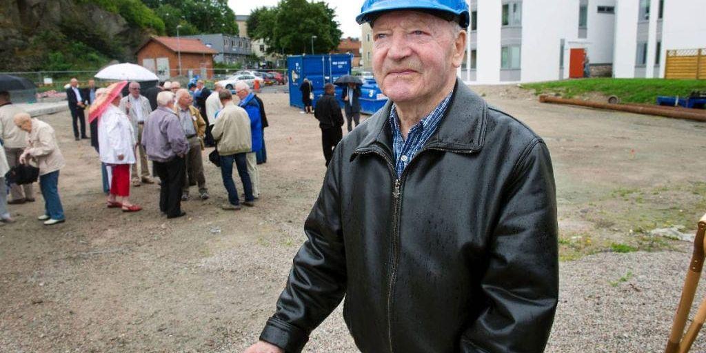 Egon Johansson, 90, har bott på Äsperöd i sedan november 2011. Igår var han med och tog det första spadtaget på äldreboendet Rud och Kagg. Han är inte helt entusiastisk över att flytta dit om ett år. – Vi får väl se om det blir bra, säger han.