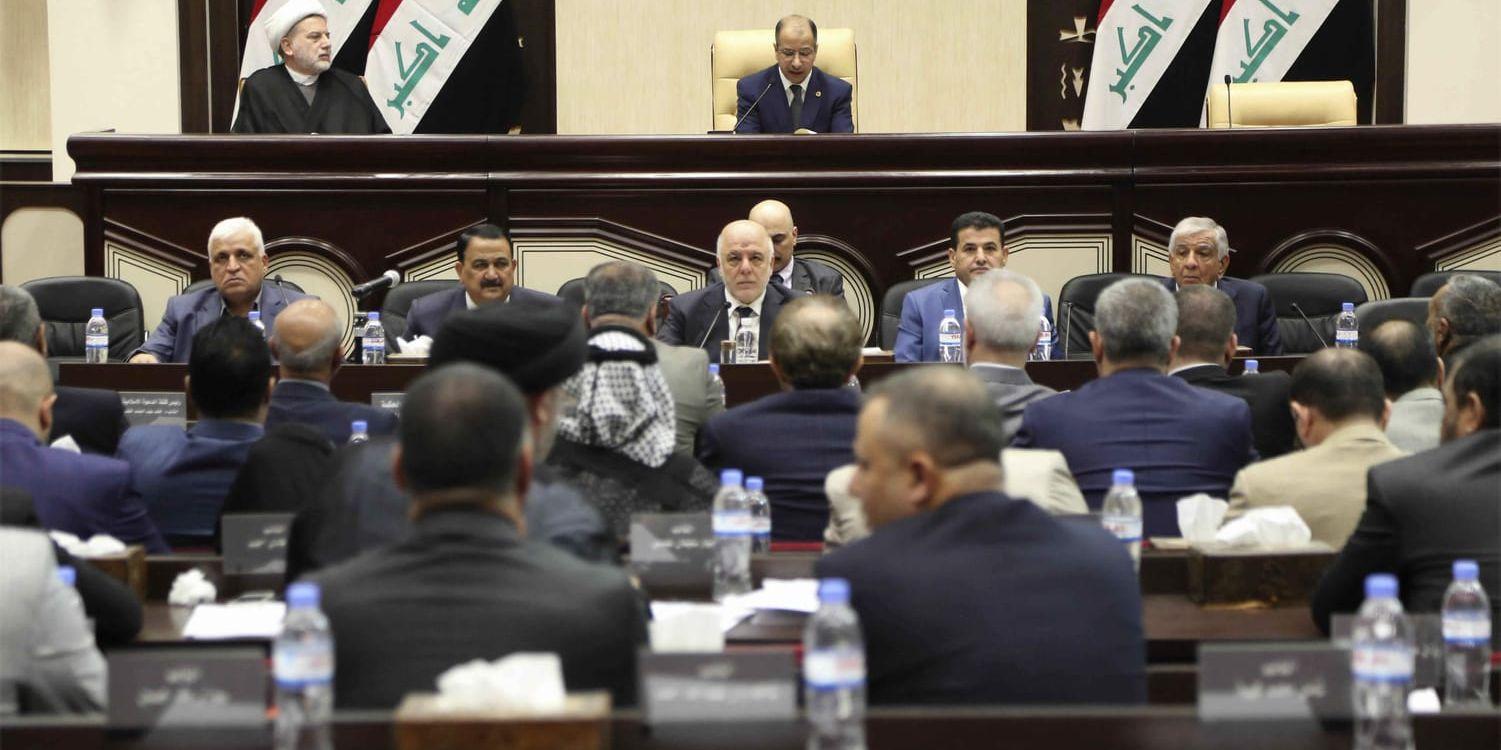 Iraks premiärminister Haider al-Abadi (i mitten) i parlamentet på onsdagen.