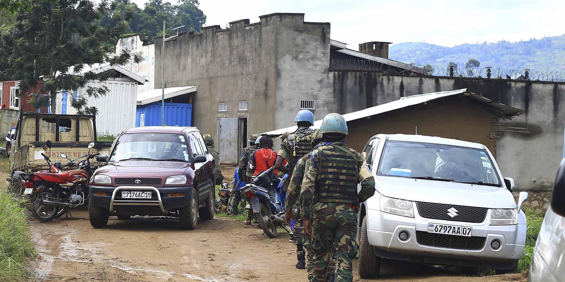 FN-soldater patrullerar utanför Kangbayi-fängelset i Beni i Kongo-Kinshasa.