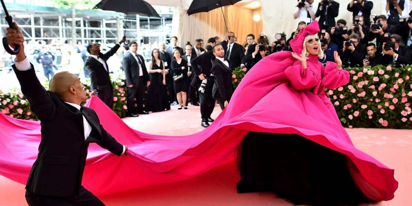 Lady Gaga skalade av lager efter lager på rosa mattan in till Met-galan.