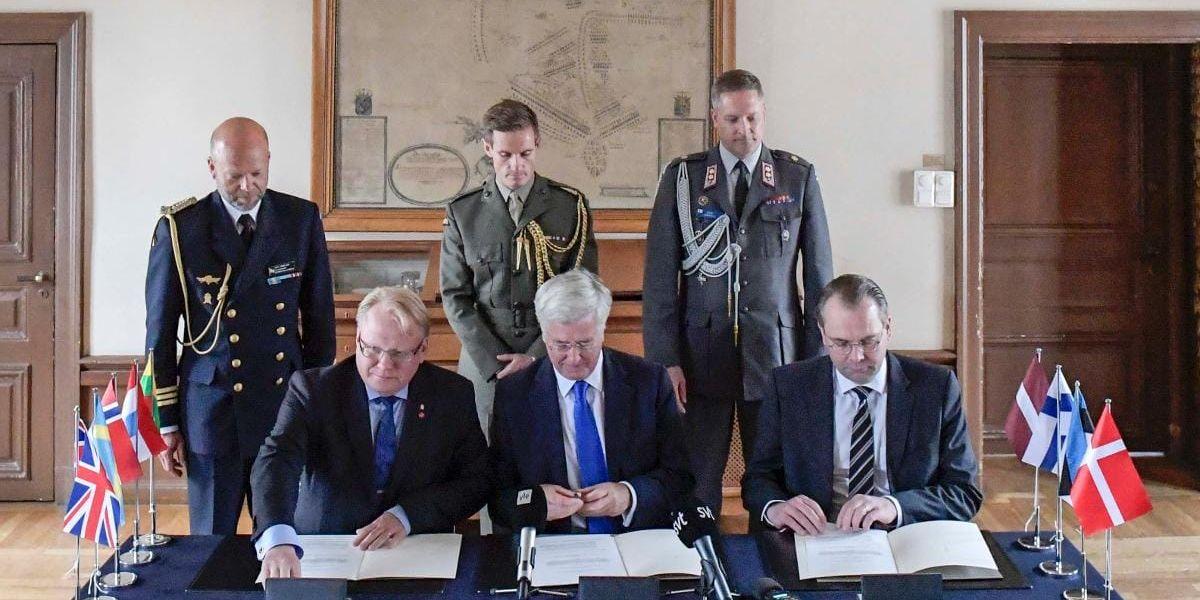 Samarbete. På Karlbergs slott i Stockholm signerade Peter Hultqvist, Michael Fallon och Jussi Niinistö samarbetsavtalet för JEF-styrkan.