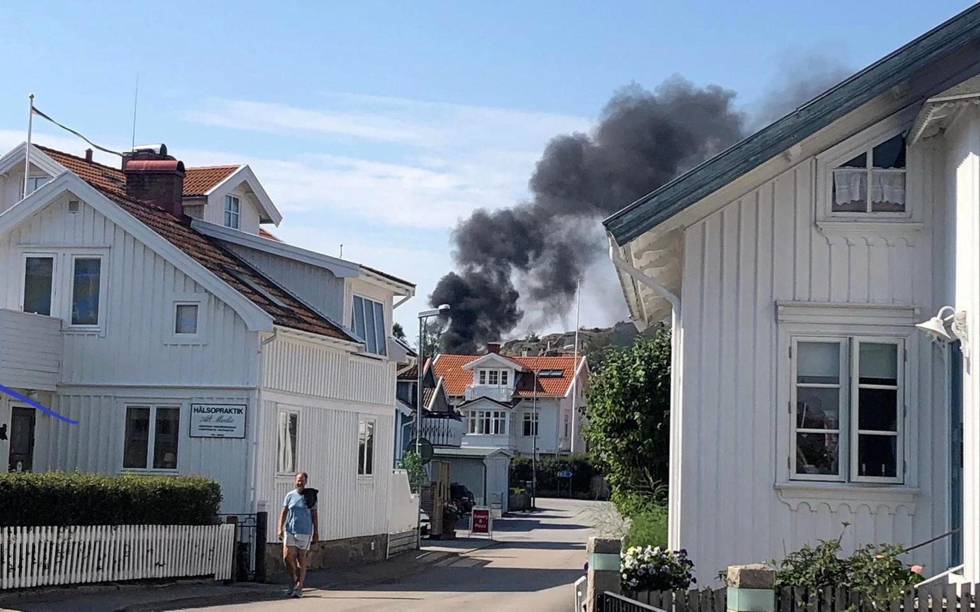 Det var många som larmade räddningstjänsten när svart rök spred sig på himlen i Bovallstrand. 