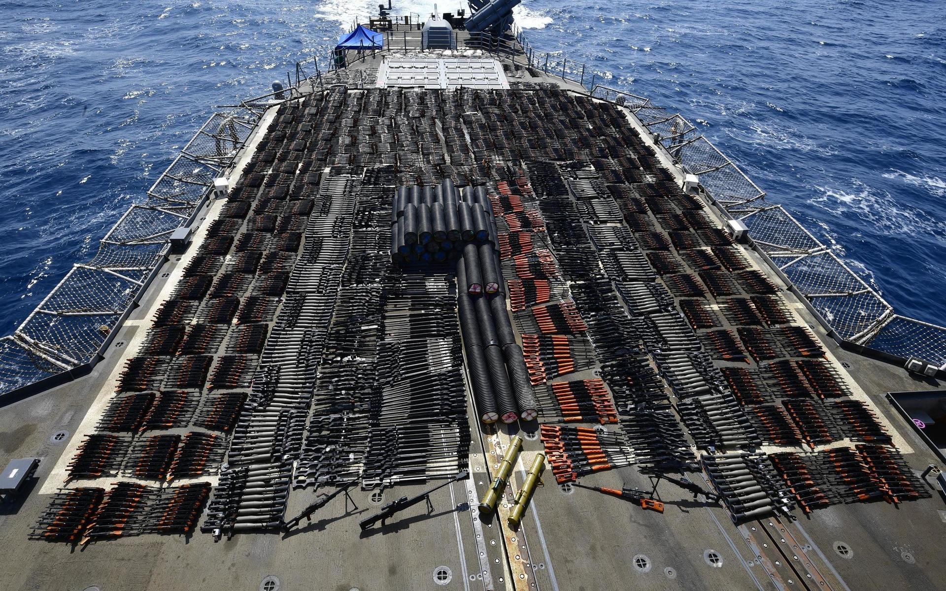 Ett team bestående av personal från amerikanska flottan och kustbevakningen fann tusentals illegala vapen efter att ha stoppat ett mindre skepp i Arabiska havet för en rutinkontroll förra veckan.