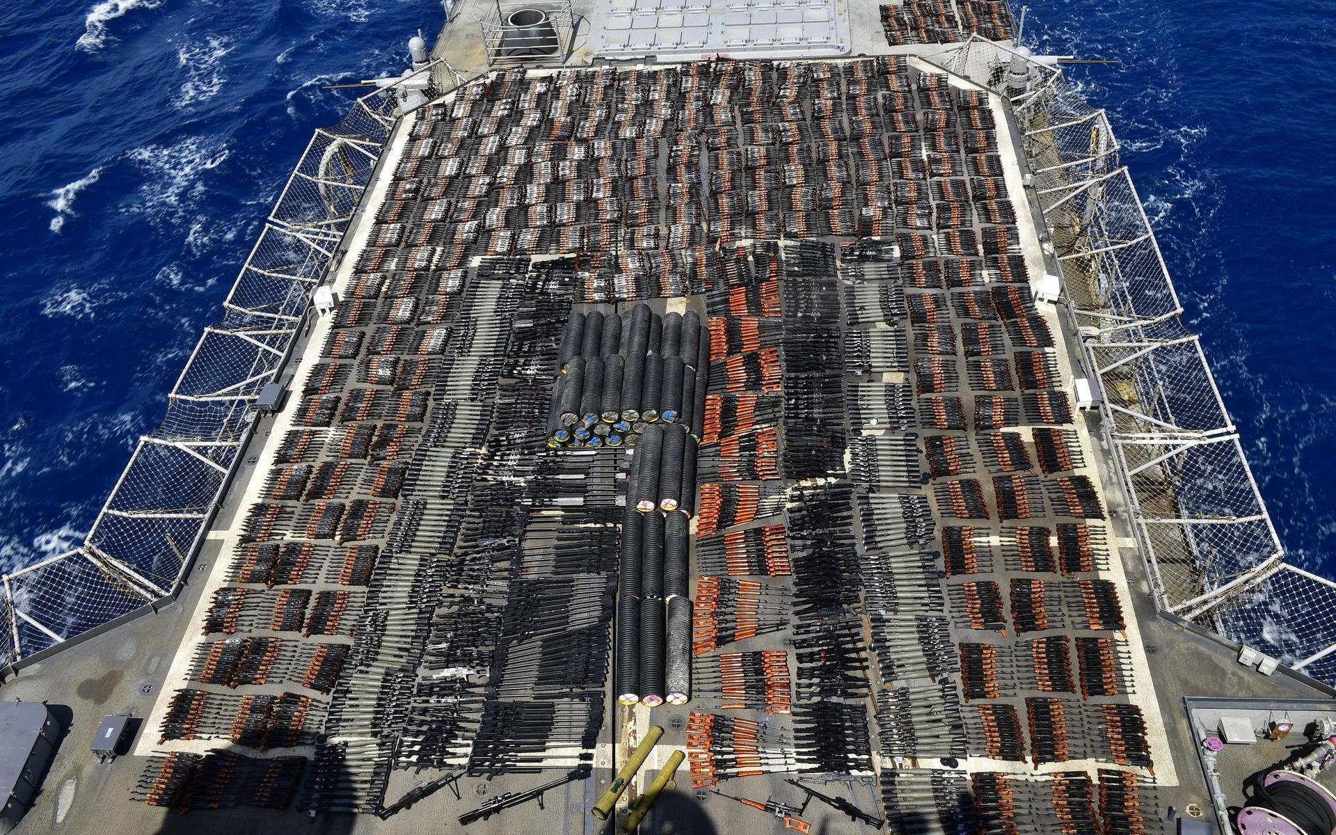 Vapnen fångades sedan på bild när de täckte i princip hela övre däck på det 173 meter långa krigsfartyget USS Monterey, på väg att frakta vapnen till en säkrare plats.