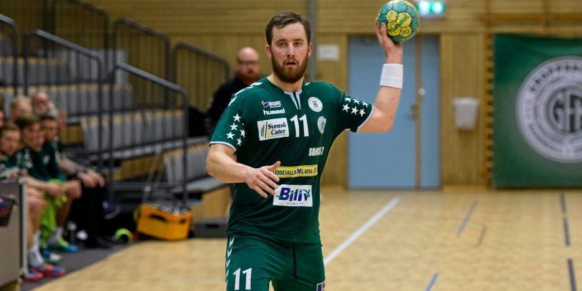 Ett år till. Henrik Erlandsson kommer spela i den gröna tröjan även nästa säsong.