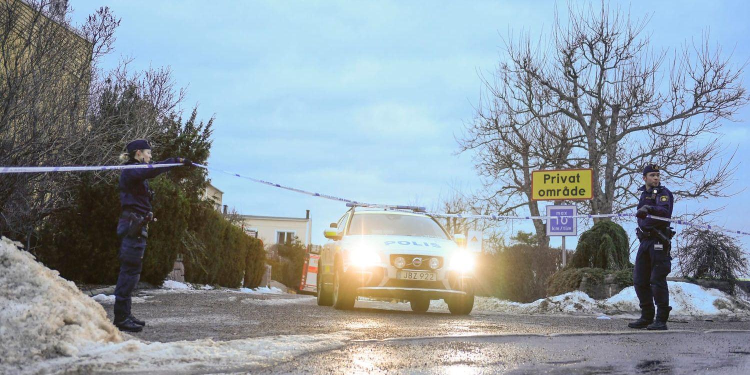 En man har omkommit i en explosion i en bostad i Vårberg. Polis, räddningstjänst och ambulans larmades till platsen.