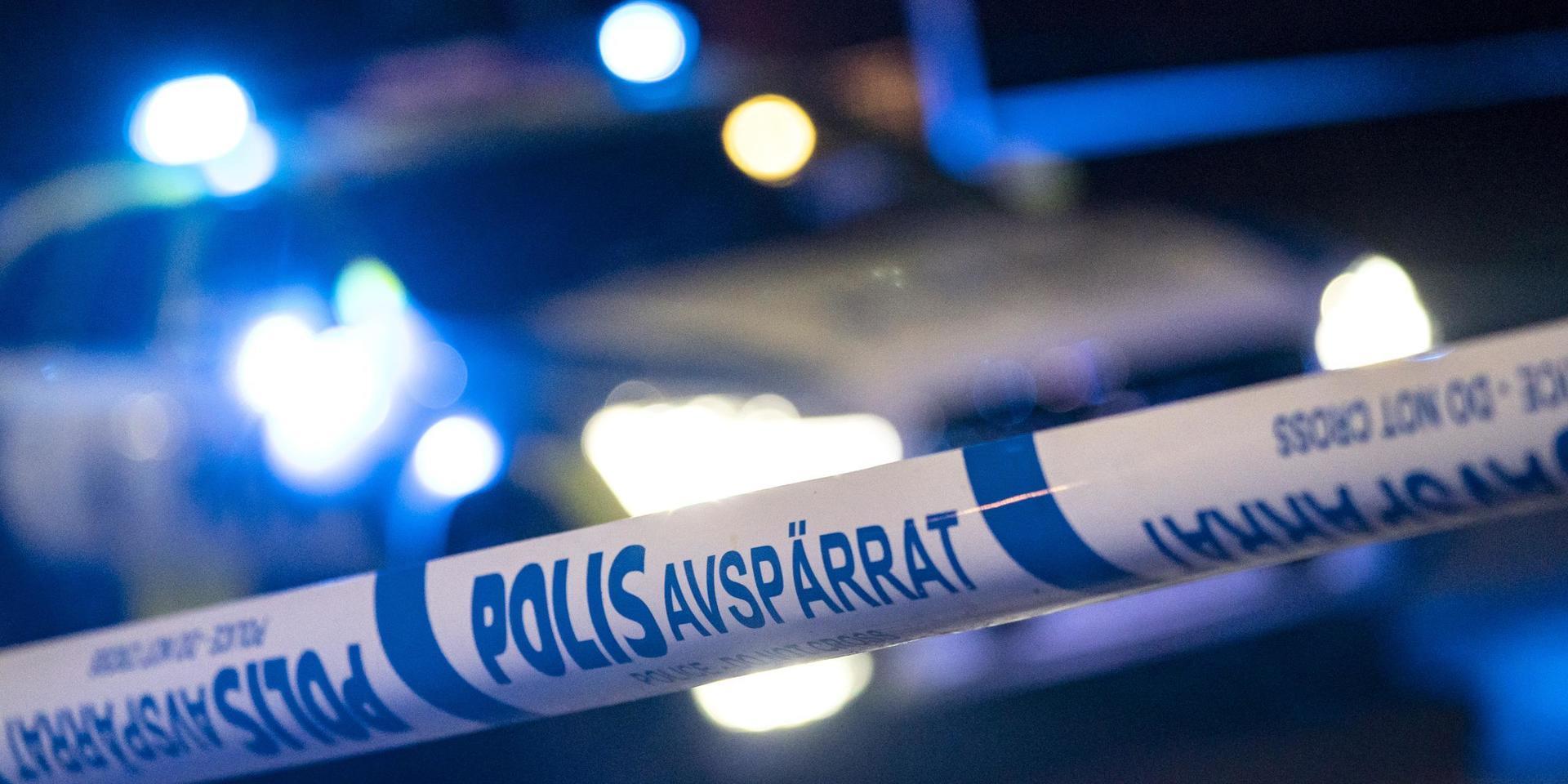 Under måndagsnatten grep polis en man som bland annat misstänks för inbrottsstöld i ett hus i Munkedal. När mannen försökte fly från platsen ska han ha kört på en kvinna och fastnat i några träd.