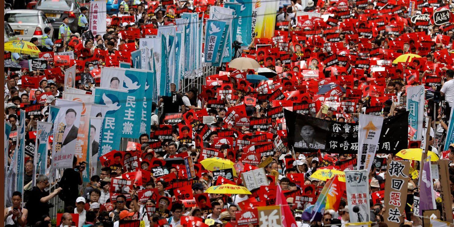 Upp till över en miljon har deltagit i gatuprotesterna i Hongkong.