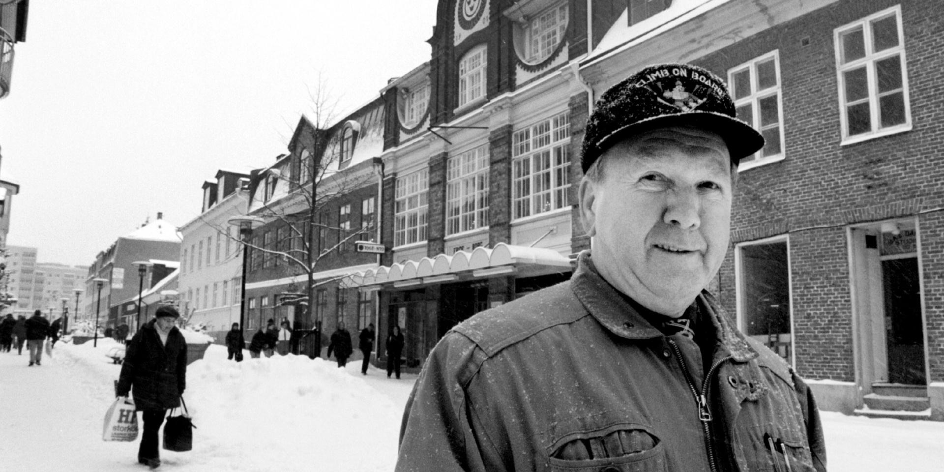 Enar Ohlsson, under mer än fyra decennier ombudsman för FPU och Folkpartiet, framför huset där allt började på Kungsgatan 28 i Uddevalla.