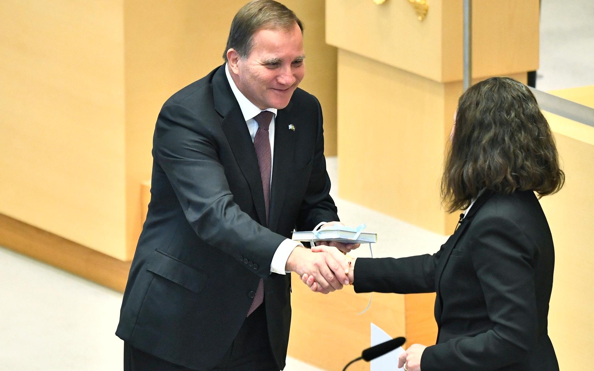 Regeringskollegan Märta Stenevi (MP) gav Löfven ett interrailkort, och en inbjudan till Malmö för att äta spättekaka.