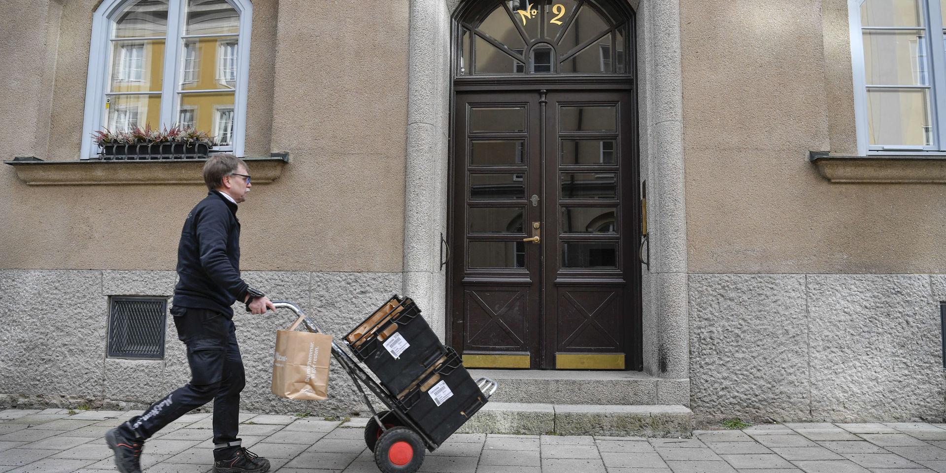 Sören Larsson, chaufför för Mathem.se kör ut matleveranser till privatpersoner i centrala Stockholm. Köp av livsmedel på internet med hemleveranser har ökat kraftigt under spridningen av coronaviruset.
