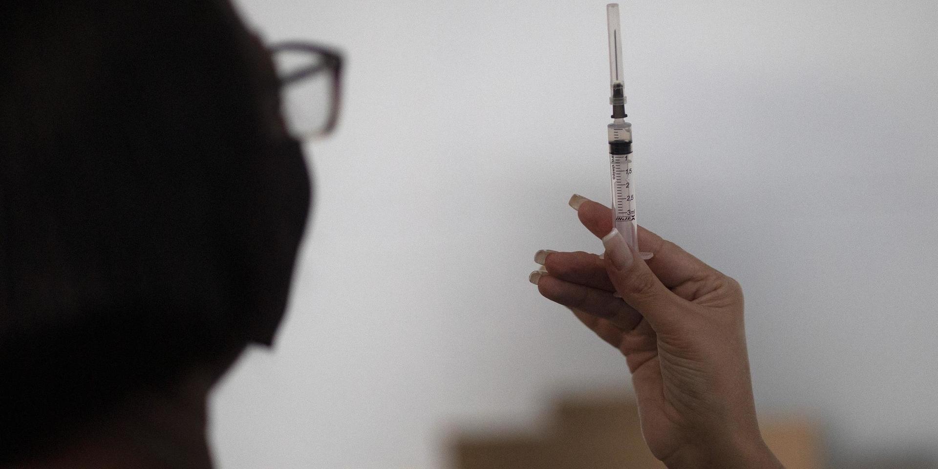 En spruta med kinesiska Sinovacs covidvaccin fotograferad i Brasilien där vaccinet används.