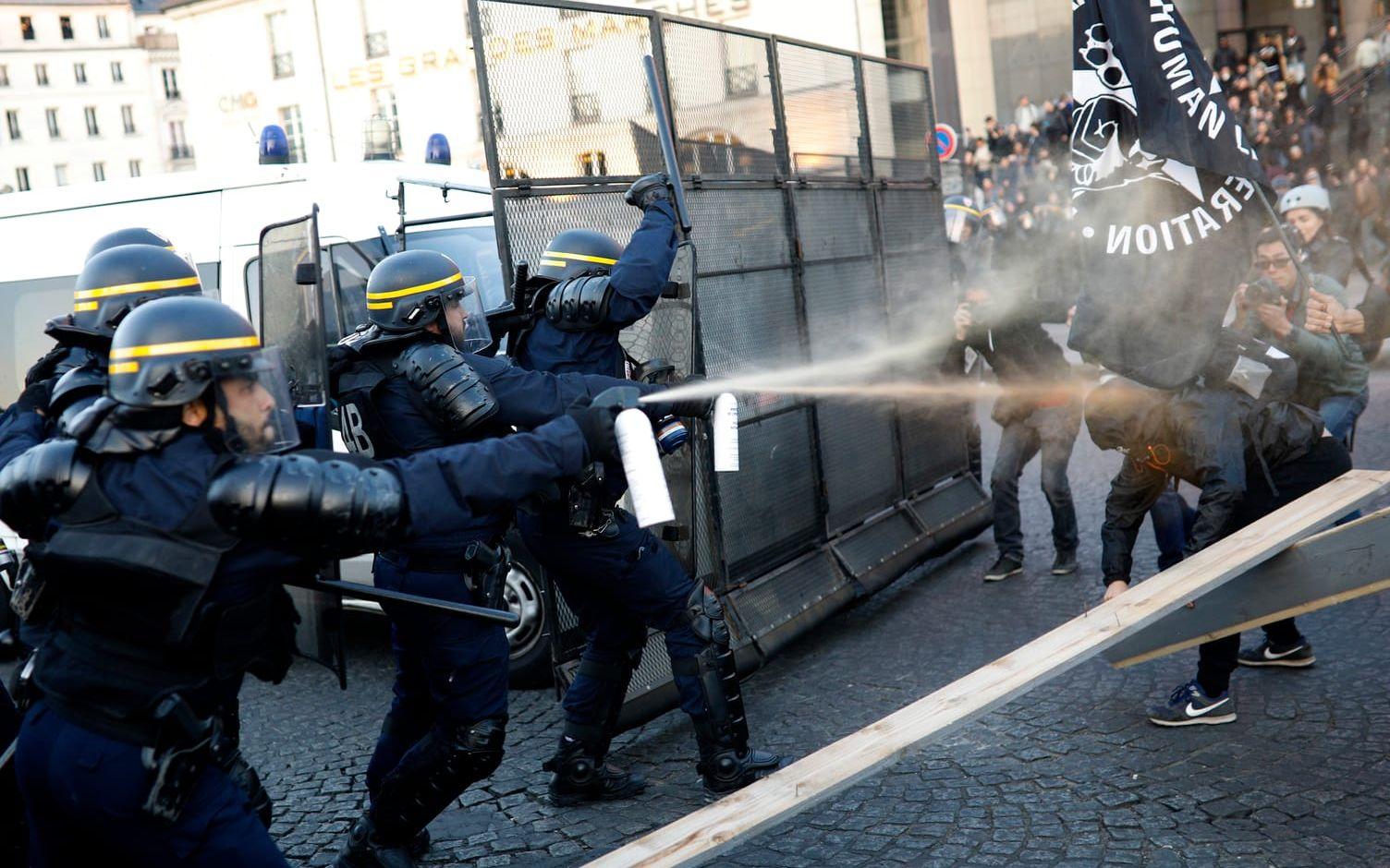 Beskedet om Le Pens framgång har lett till sammandrabbningar mellan demonstranter och polis. Bild: TT