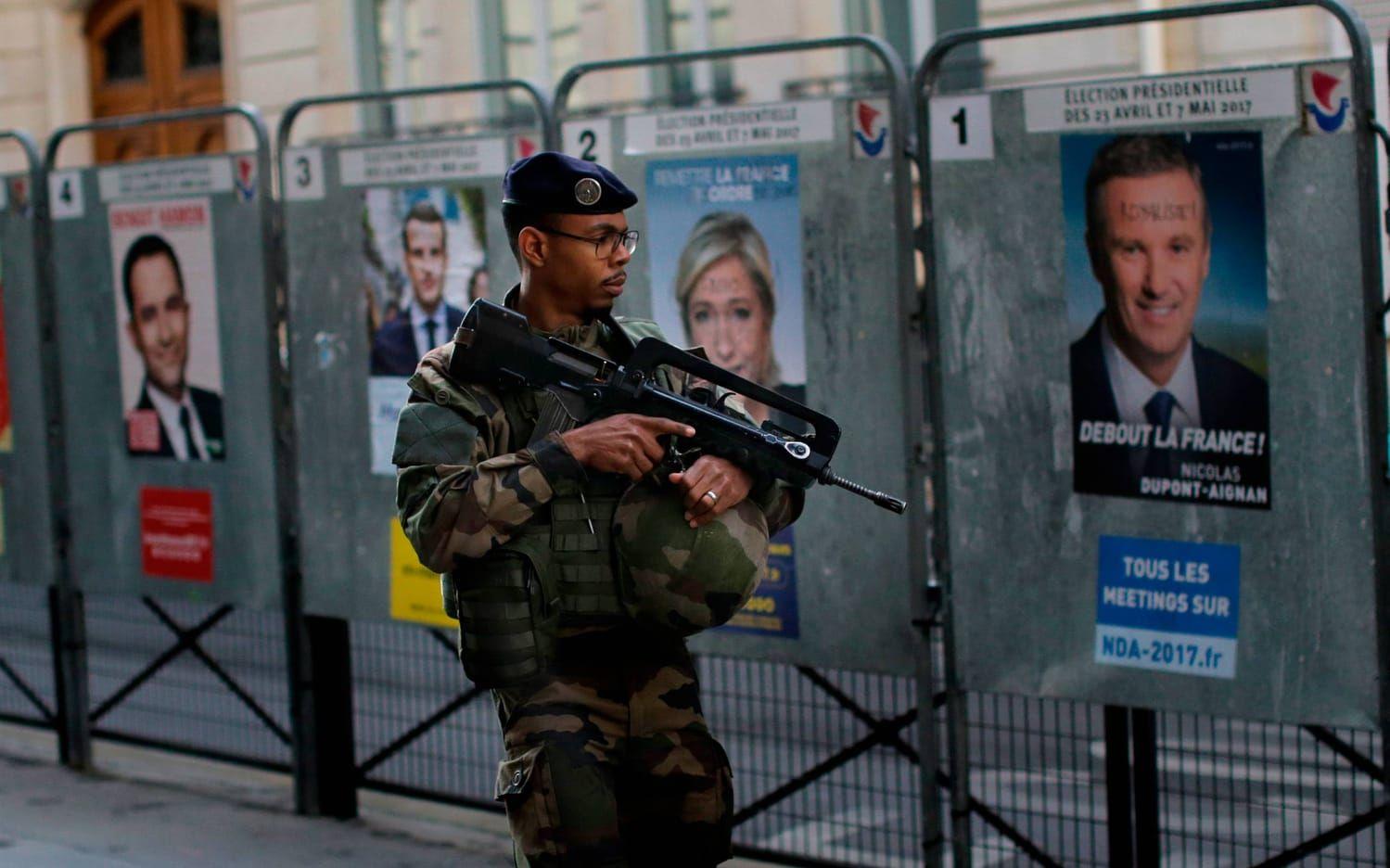 Valdagen har präglats av ett rigorösts säkerhetspådrag och mer än 50 00 poliser är utstationerade i Frankrike för att inget ska hända. Bild: TT