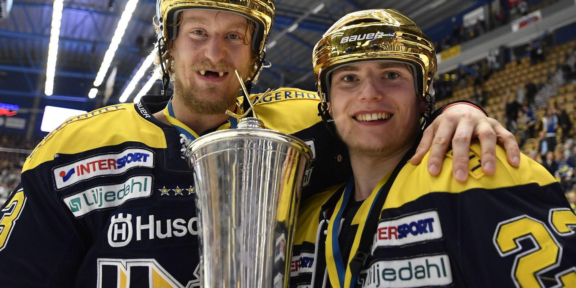 Lias Andersson, höger, och Oscar Sundh med SM-guldpokalen våren 2017. Arkivbild.