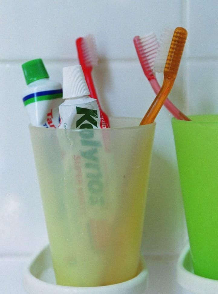 3. Tandborstglaset. Tandborsten avlägsnar smuts och bakterier från tänder och mun - som sedan rinner ned i glaset. Tips: använd tandborstskydd, förvara inte tandborstar framme i badrummet. Foto: TT