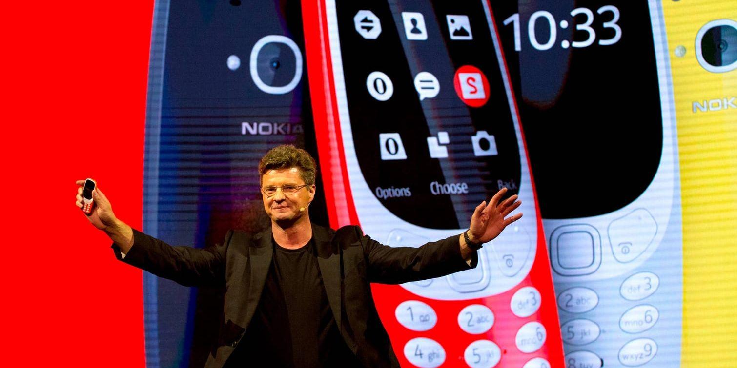 HMD Globals vd Arto Nummela visar upp den nylanserade Nokia 3310 på mobilmässan i Barcelona i slutet av februari. 3310 säljer bra i hemlandet Finland. Arkivbild.