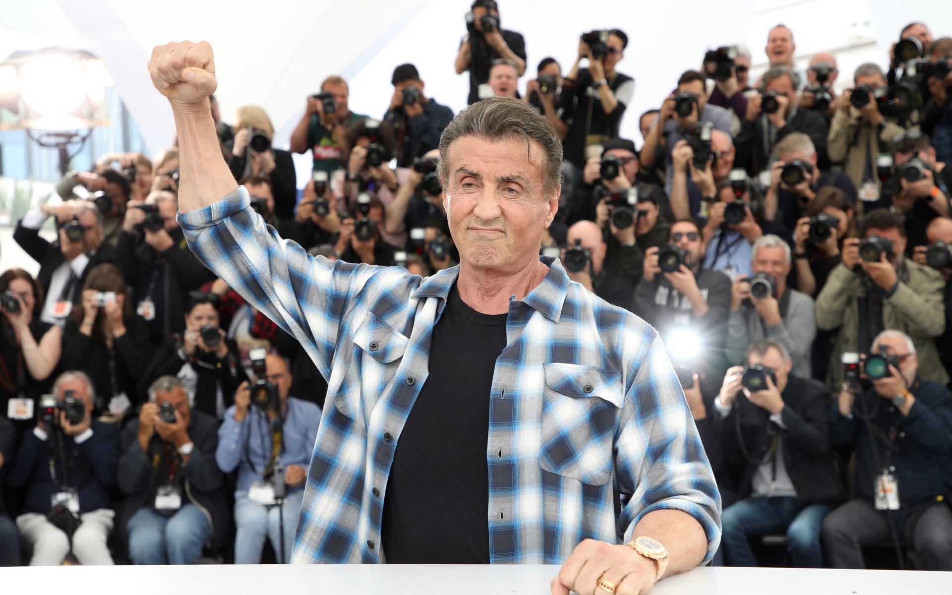 Sylvester Stallone är känd från filmer som ”Rocky”, ”Rambo”, ”First Blood”, och ”Cliffhanger”.