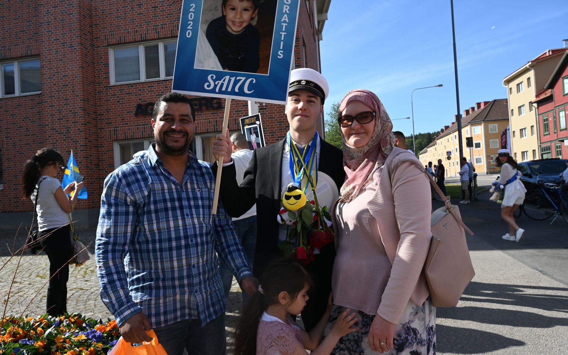 Pappa Hassan Louzzani och mamma Susanne Sandberg tillsammans med lillasyster Safia och studenten Alexander. 