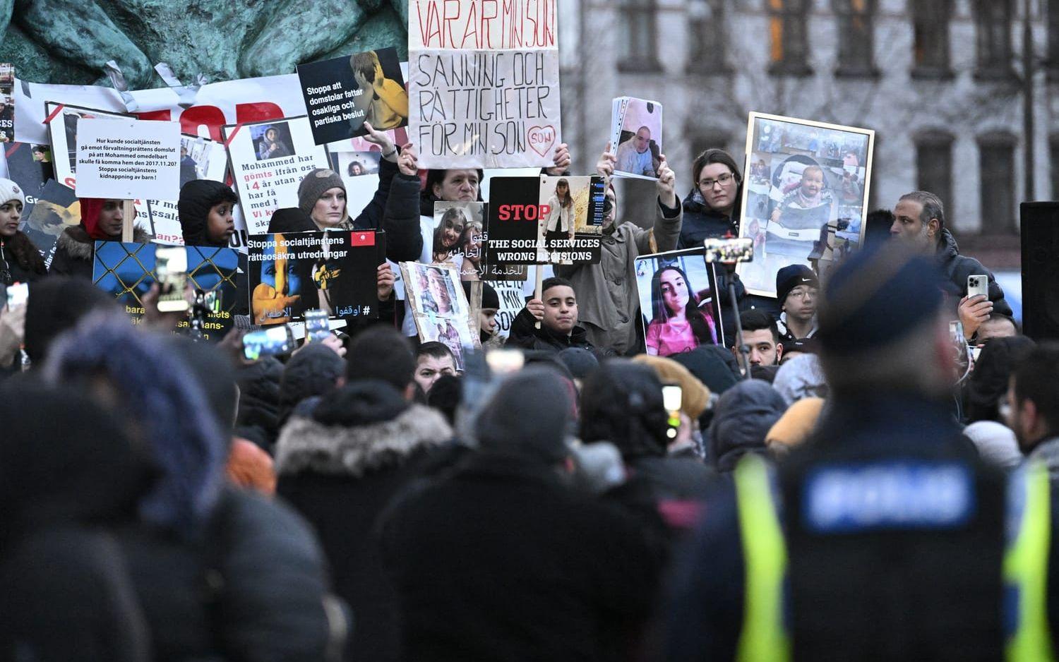 Demonstration mot LVU och socialtjänsten på Möllevångstorget i Malmö i februari 2022. Arkivbild.