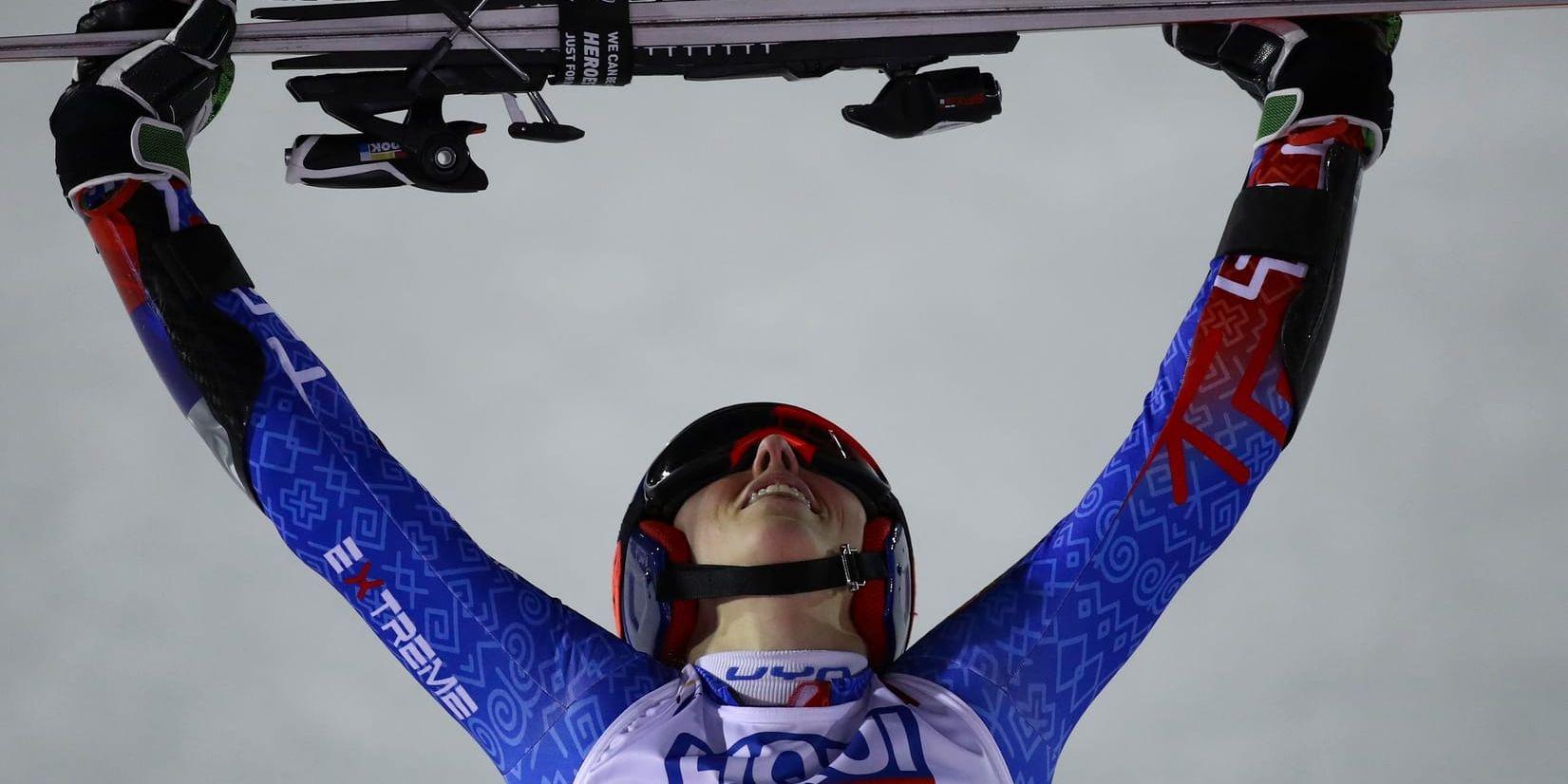 Petra Vlhova skriker ut sin glädje efter VM-guldet i storslalom.